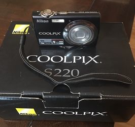 Nikon COOLPIX S220 Point & Shoot