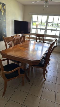 Traditional Wood Dining Table and 6 Chairs Set