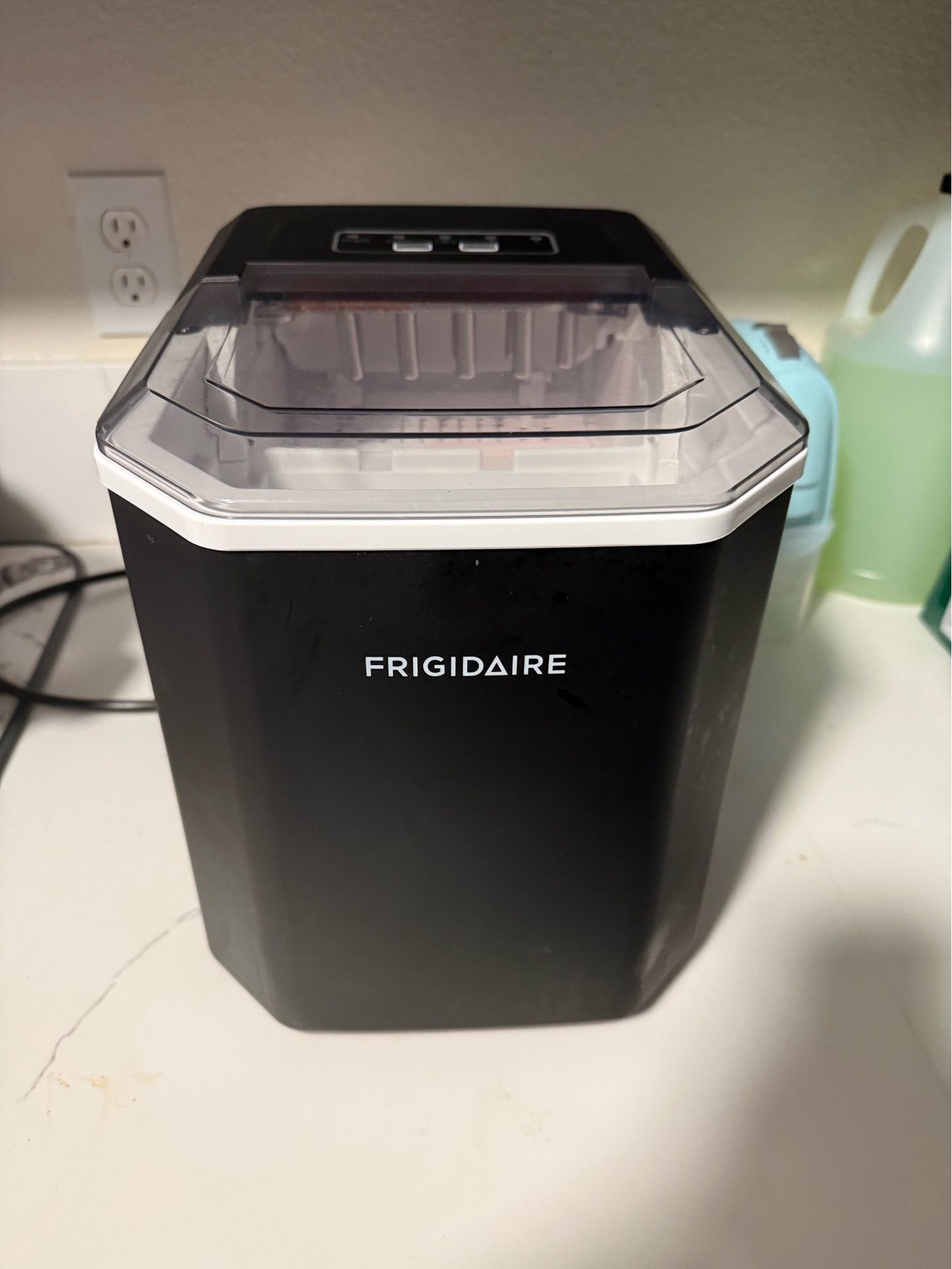 Frigidaire Ice maker