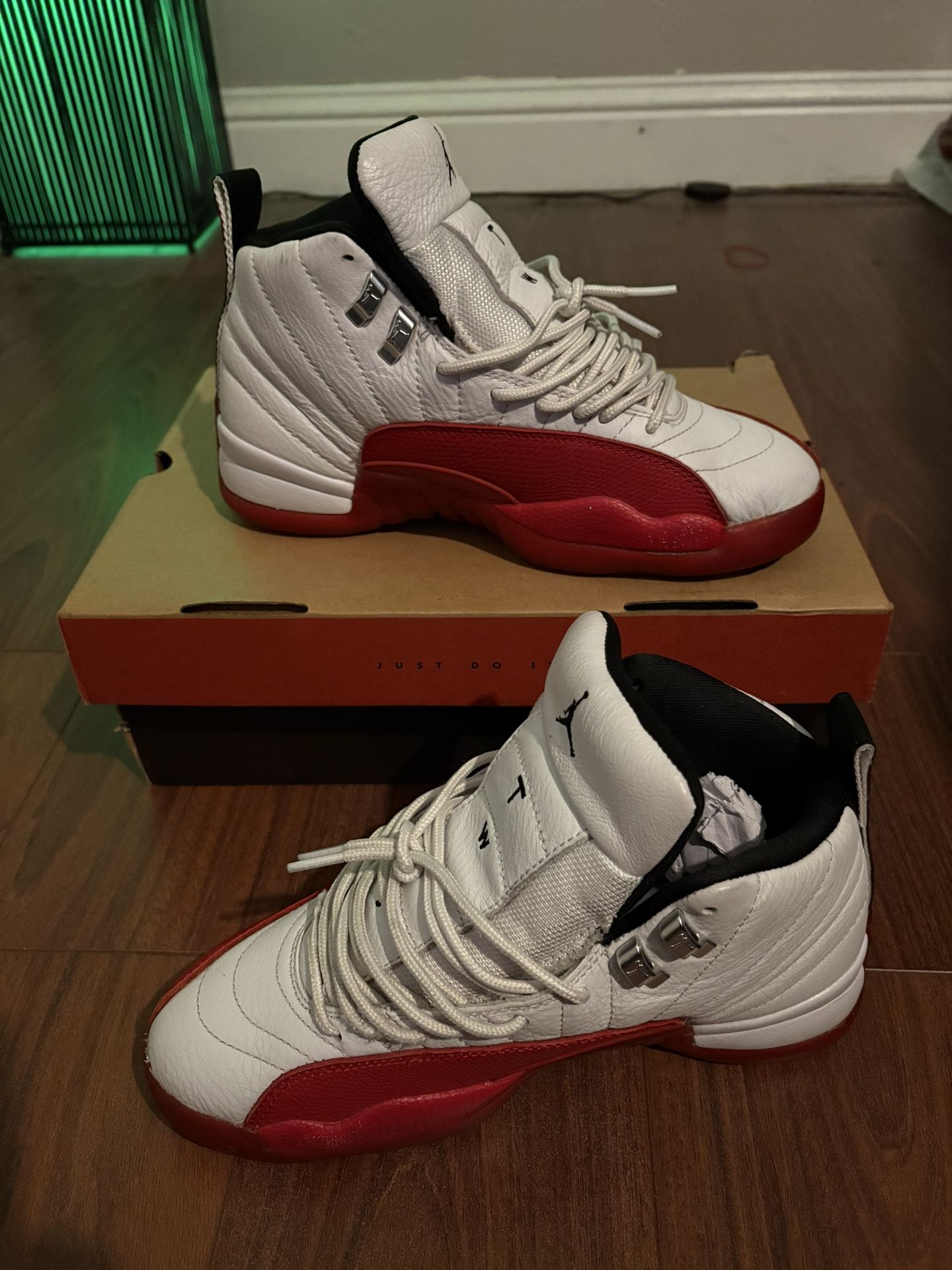 Jordan 12 Retro Varsity Red SZ 7.5