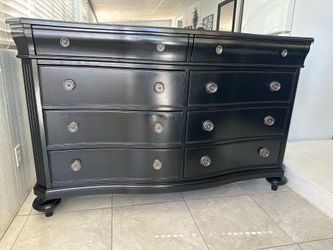 Dresser in good condition
