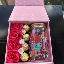 Flores eternas, con chocolate y vaso /eternal Flowers With Chocolates And A Cup