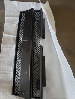 Chevy trailblazer grille 02-05 BRAND NEW