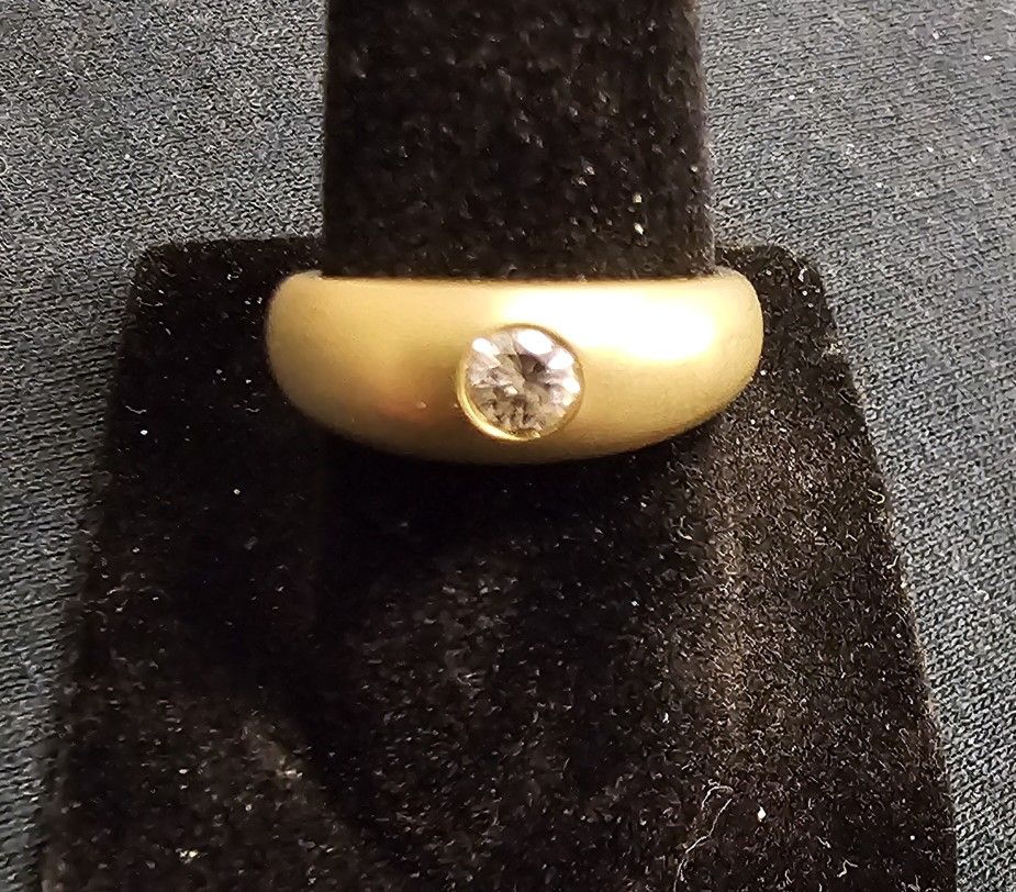 18k Gold ring with 1/4 ct diamond, size 6 1/2, matte finish, great sparkling diamond 3.65 gram wt.