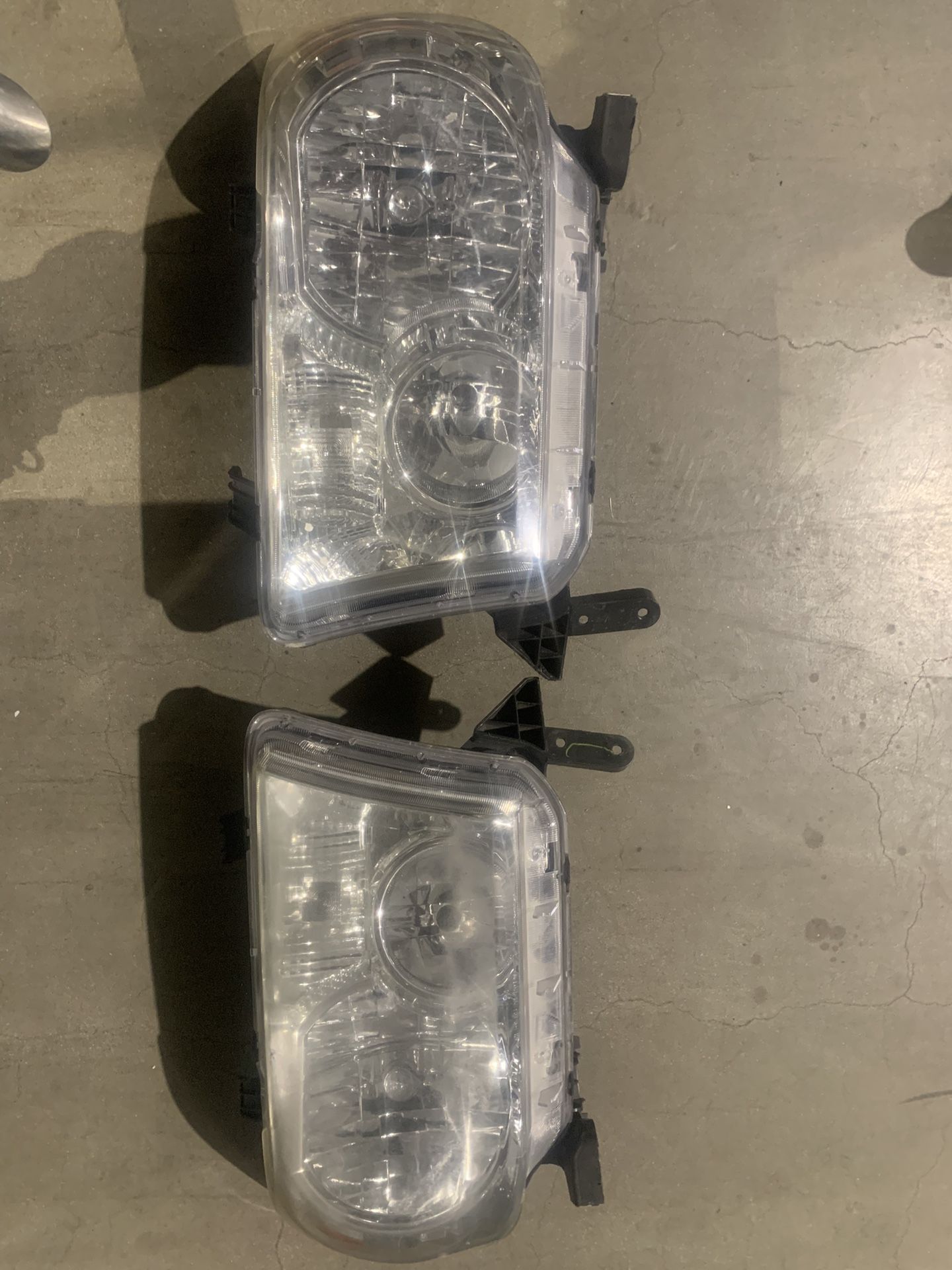 2 Toyota Tundra Headlight Assembly
