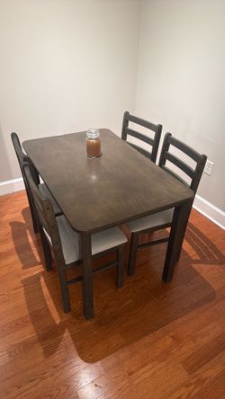Dining room table + 4 chairs