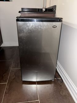 Refrigerator-Mini-Fridge. 4.4 Cu. Ft.