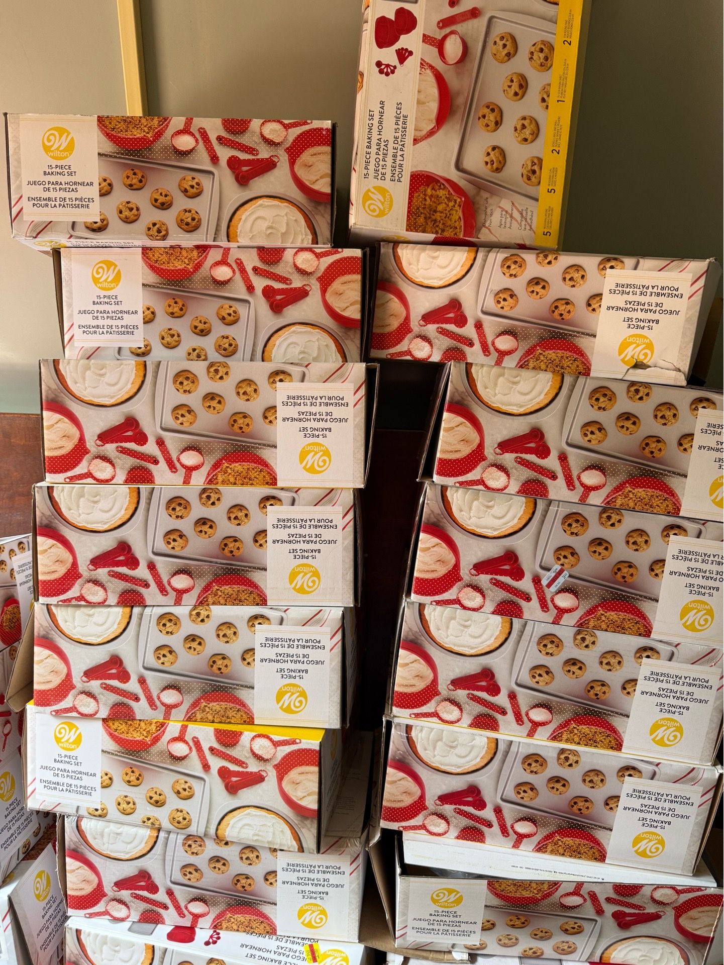 Wholesale - 15 pieces Wilton Bakeware Red Baking Set