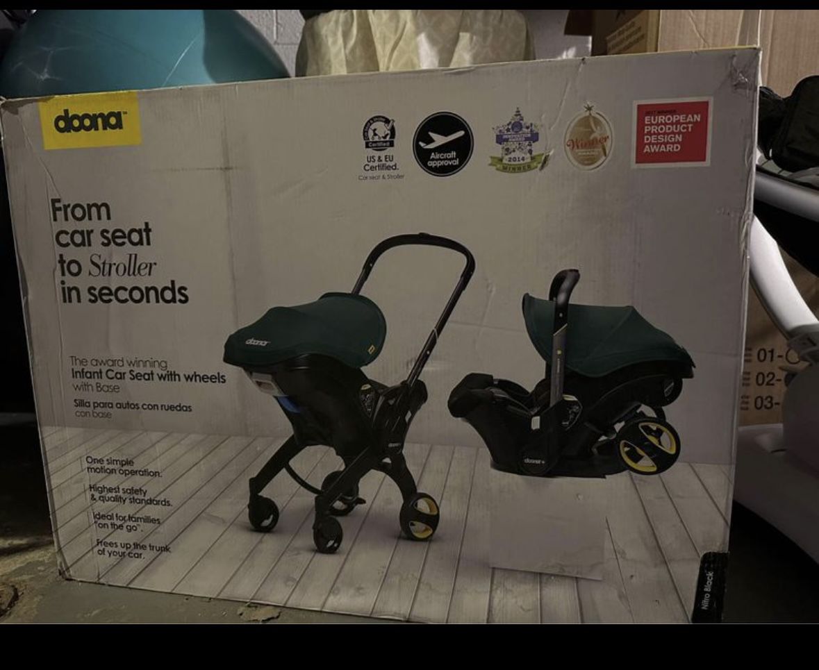 Doona Car seat/stroller + Base 