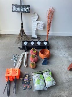 Large Halloween decoration bundle - Mix of indoor and outdoor seasonal décor.
