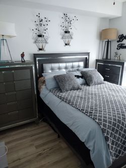 Dark Gray Bedroom Set with Mirrored Trim