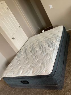 QUEEN BEAUTYREST MATTRESS AND FREE BOX SPRING
