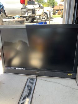Sony tv, 40”x28” with wall mount