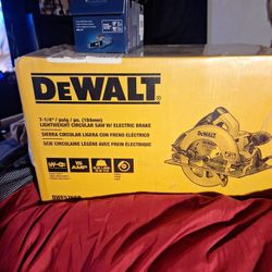 Dewalt 7 - 1/4 Light Weight (Plug ) 15amp