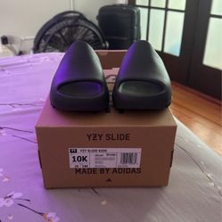 Kids Yeezy Slides, Black, Size 10k