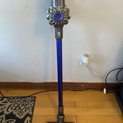 Dyson V8