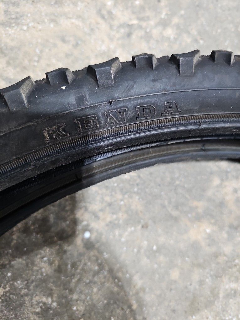 2 Kenda 26x2 mountain bike tires