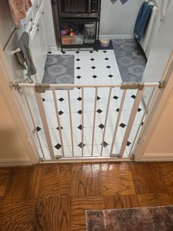 28.9-42.1" wide baby gate for stairs and doorways