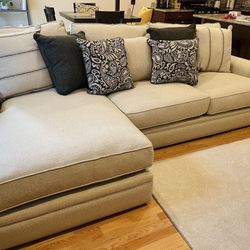 Cozy Sectional Sofa With 7 Beautiful Cushions 