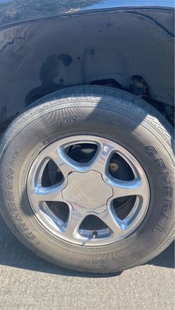 GMC OEM RIMS 17” OFF YUKON $350.00 TIRES NEED TO BE REPLACED