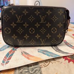 Louis Vuitton Pochette Volga in monogram canvas. 