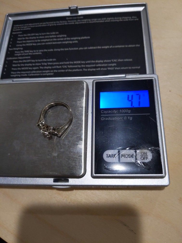 4.7 grams 14K white gold w/accent diamonds