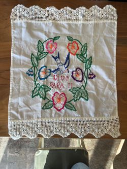 Hand embroidered delicate tea towel. “Vivo para ti”