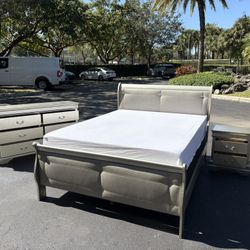 Beautiful Bedroom Set Queen Size Solid Wood Golden Color In Excellent Condition By Global Furniture