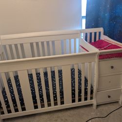 Convertible  Crib And Changing Table With Drawers And Storage 