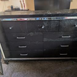 Dresser With Mirror And end Table 