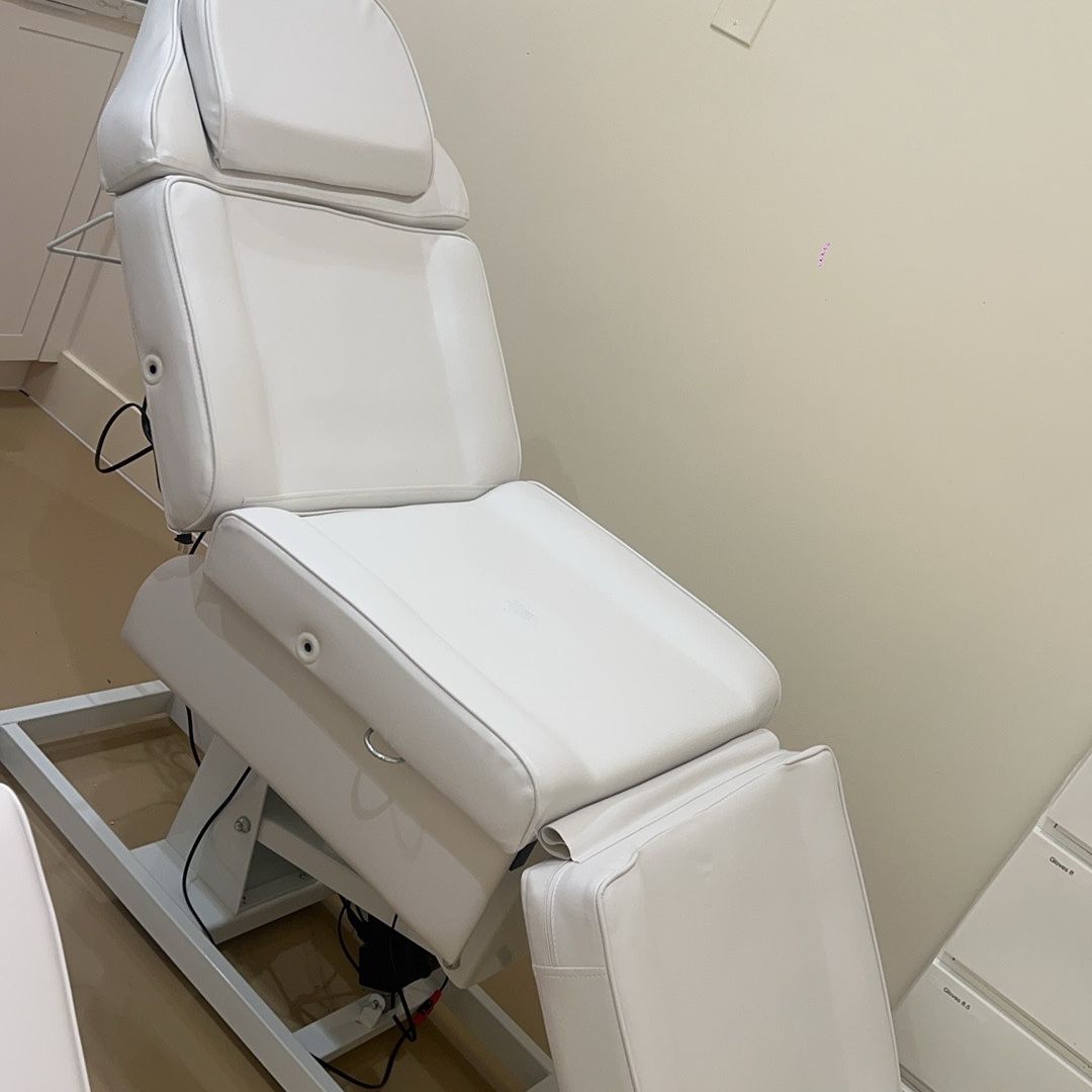 The injection chair and beauty bed are 90% new