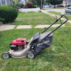 HONDA  SELF  PROPEL LAWNMOWER 