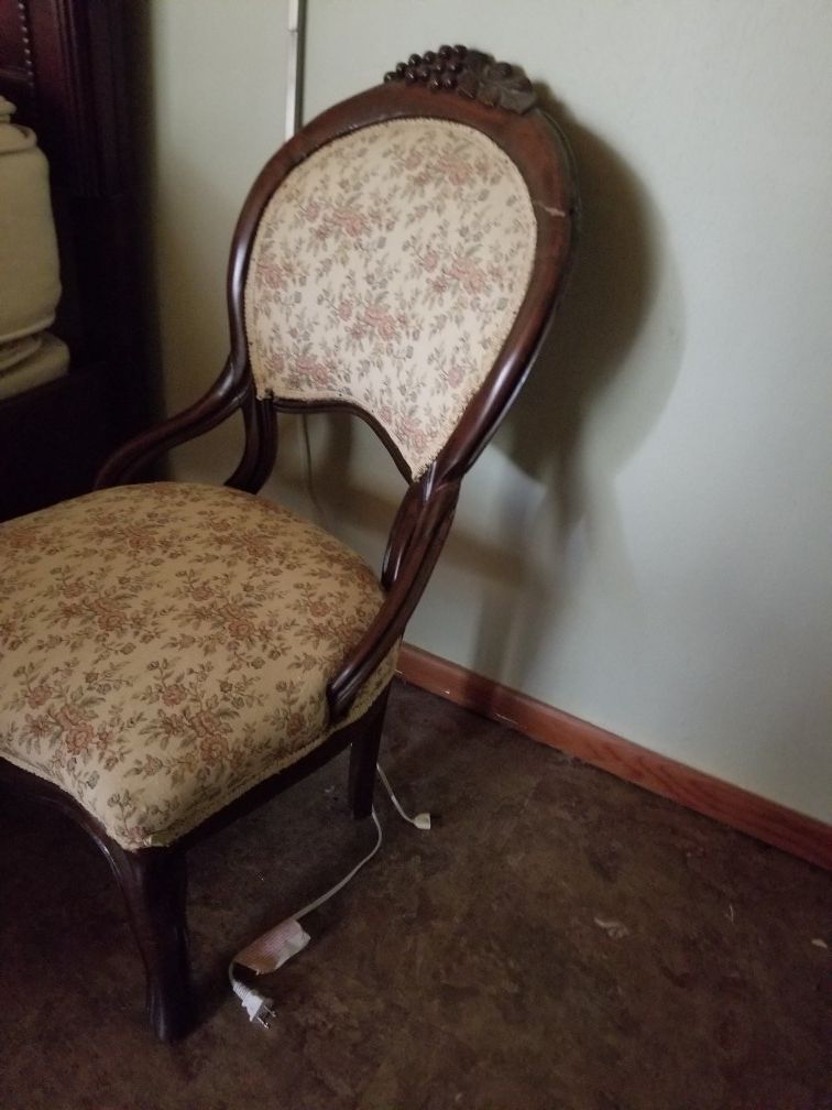 ANTIQUE OCCASSIONAL OR SIDE CHAIR