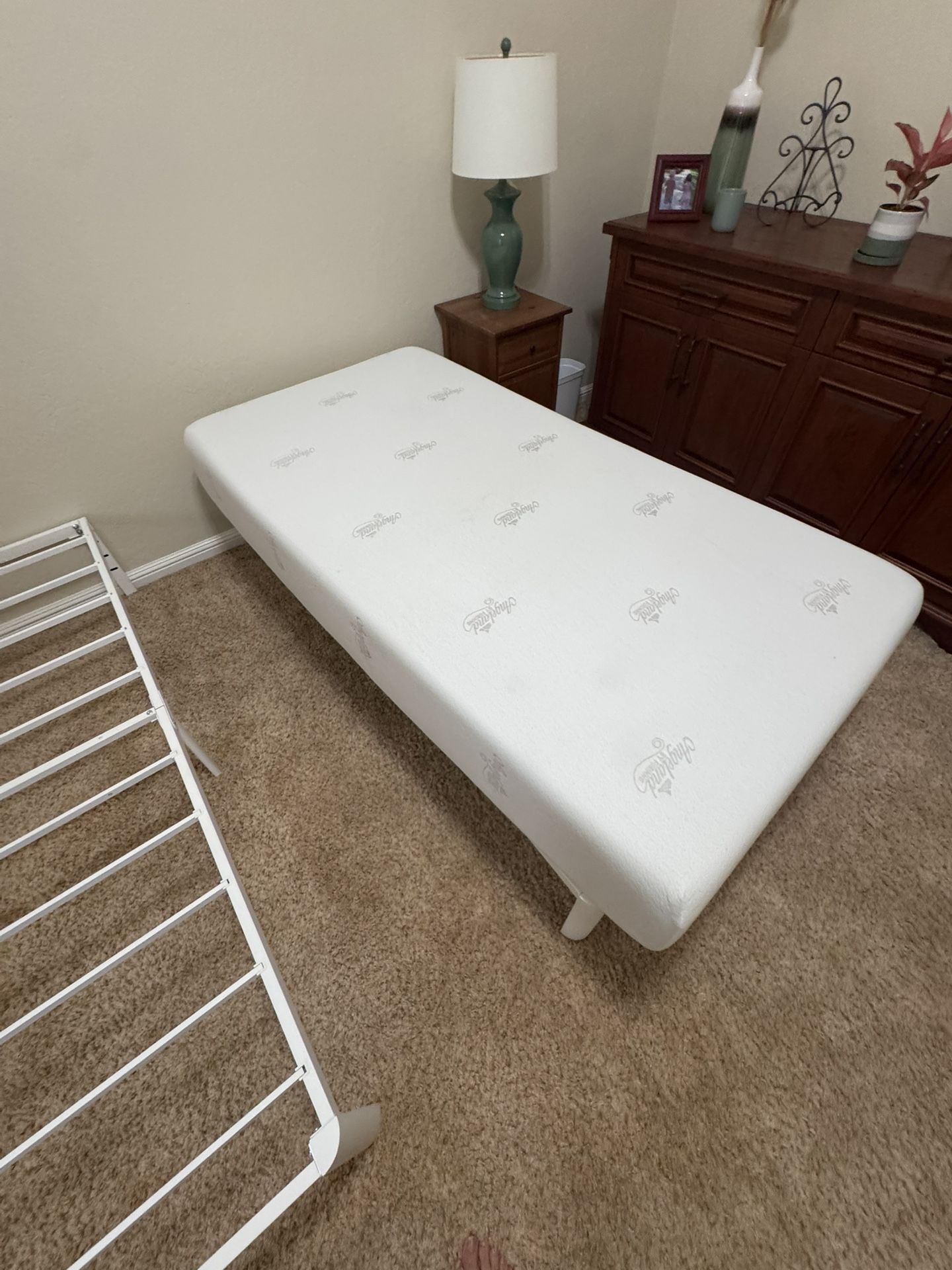 Twin Mattress | *Like New Condition*
