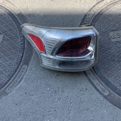 14 outlander left tailamp broken edge