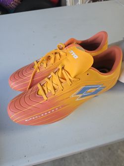 Soccer cleat 9.5