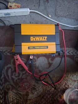 DeWalt 1000W Power Inverter with Cables