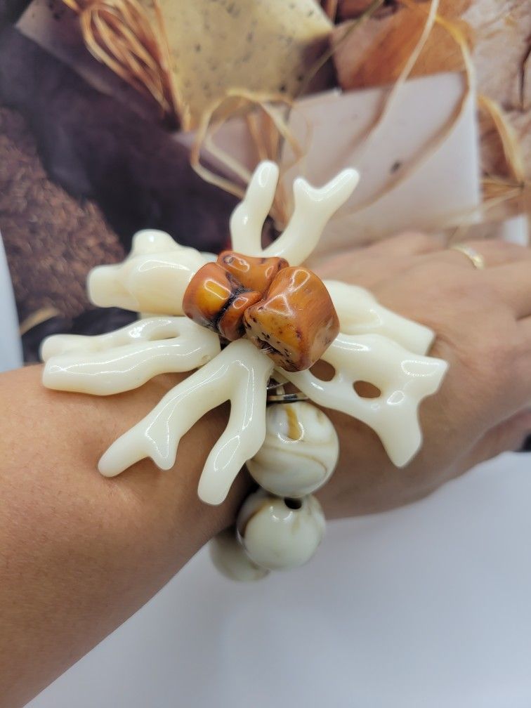 RARE VINTAGE BRACELET, ACRYLIC CABOCHON STONE STRETCH , EXCELLENTE CONDITION, NEW WITH OUT BOX, #1078