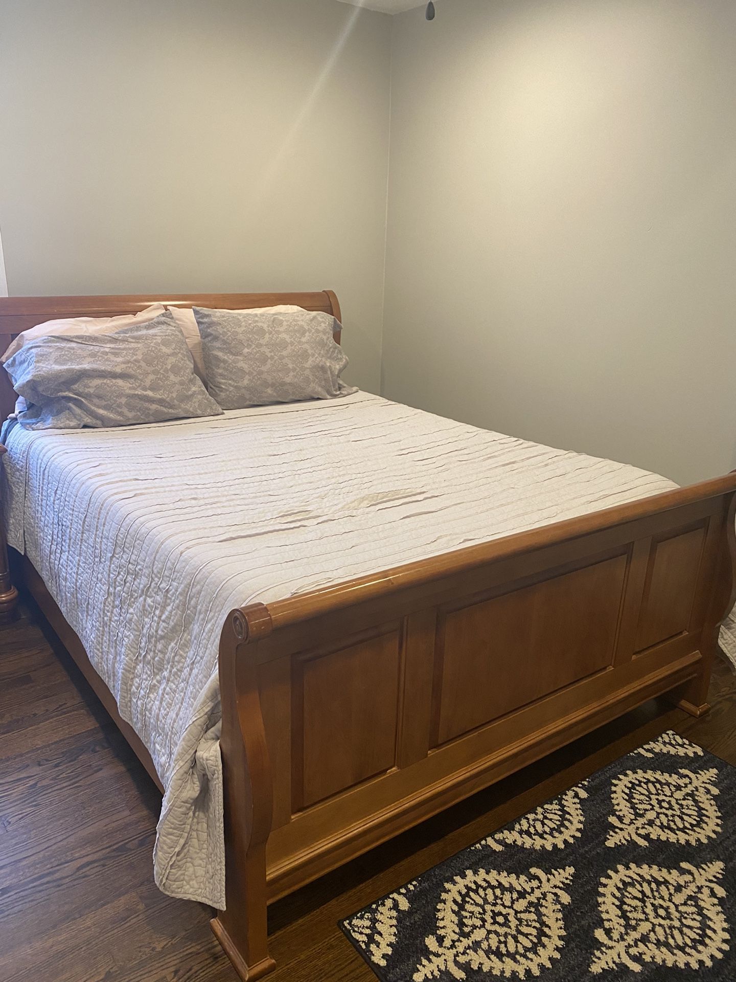 Mobel Inc Queen Furniture Set. Inlcudes Sleigh Bed, Dresser, Nightstand And Desk