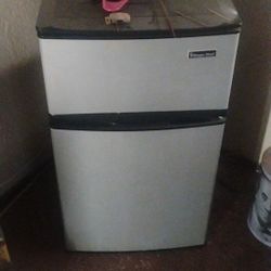 Small Fridge With Freezer 