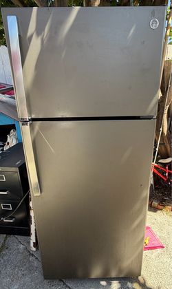 GE 17.5-cu ft Standard-Depth 28-in Wide Top-Freezer Refrigerator