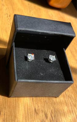 VVS1 Moissanite Stud Earrings