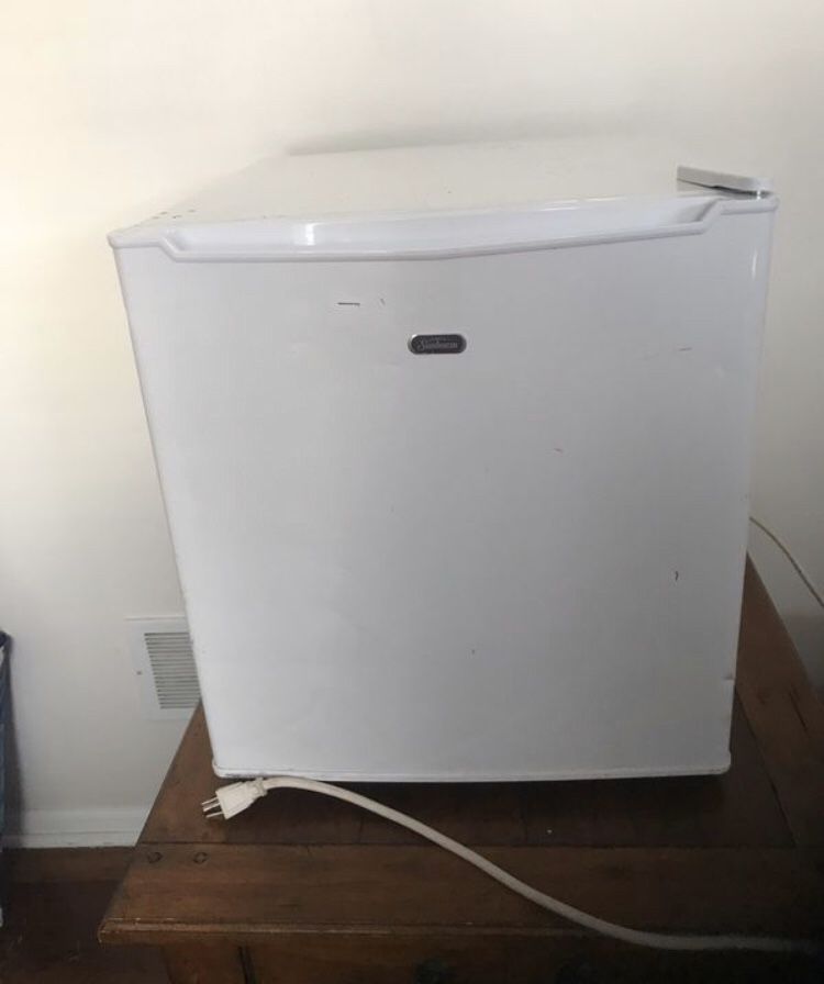 Sunbeam 1.7 Cu. Ft. Mini Fridge Refrigerator - White or Black WORKS GREAT! Originally $119.99 I actually have two black and two white. $40 each. FCF