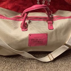 Victoria Secret Pink Bag💗💓💗💓NEED A Valentines Day Gift Or Are You Going Somewhere ? This Over Night Bag Would Be Perfect❣️❣️