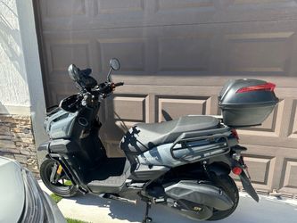 Scooter 150cc tank pocas millas título en mano . Precio negociable