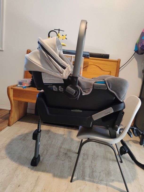 Nuna Pipa Infant Car Seat w/Base