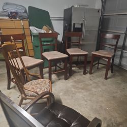 Free chairs , dirty but still in good condition.