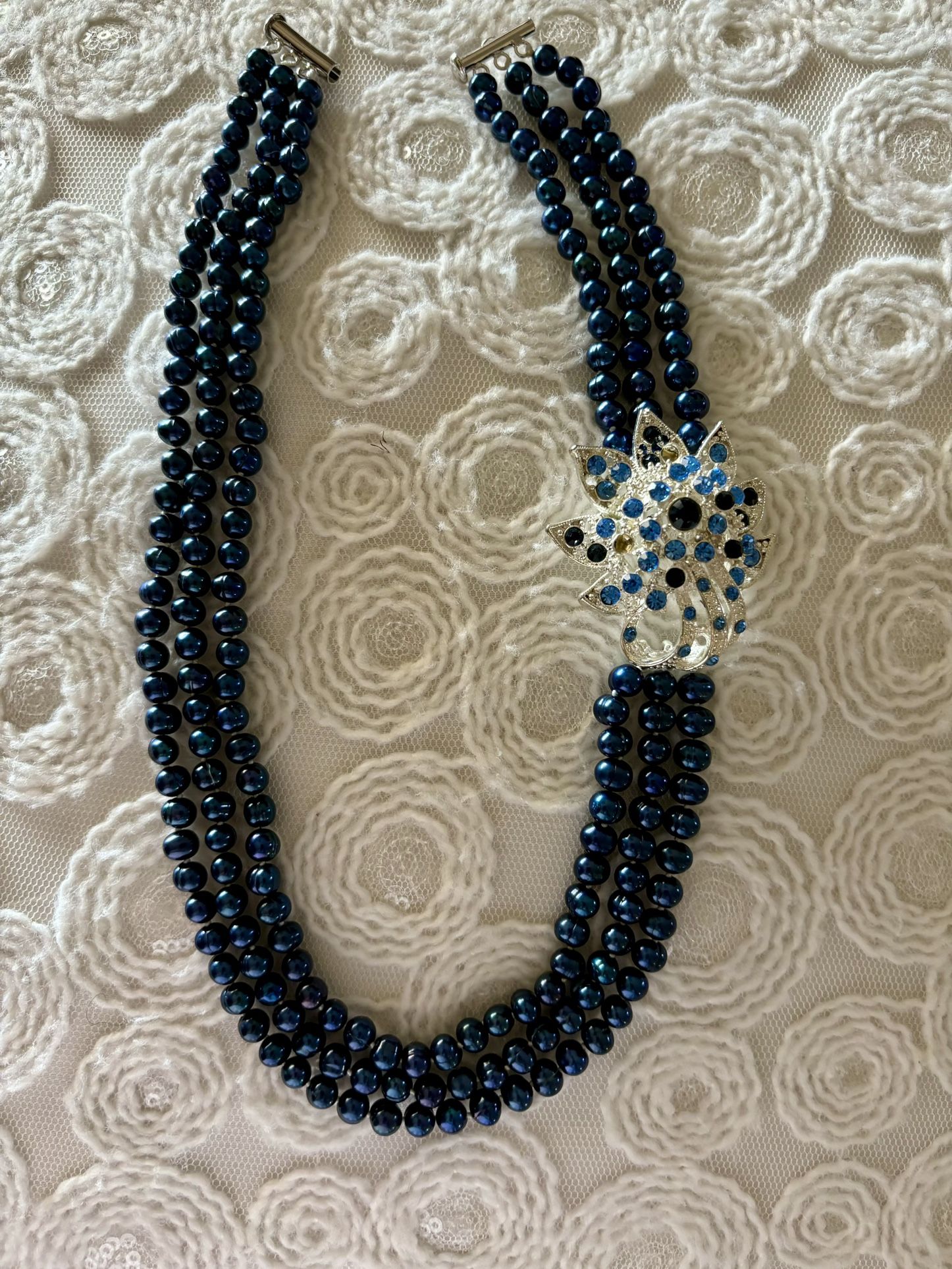 Elegant Three-Strand Navy Blue Pearl Necklace with Rhinestone Brooch