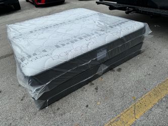 NEW MATTRESS KING SIZE PLUSH WITH BOX SPRING