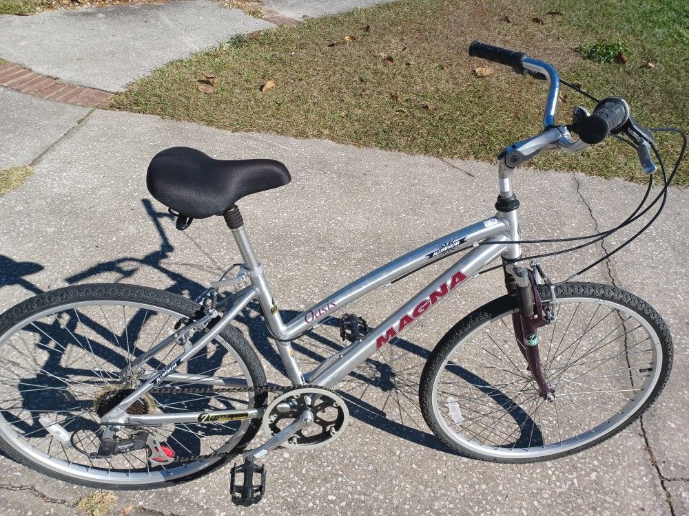 Magna Oasis 7 speed Hybrid Bike Bicycle with hybrid Tires. Medium large frame, Like New and all tuned up - $50 FIRM 